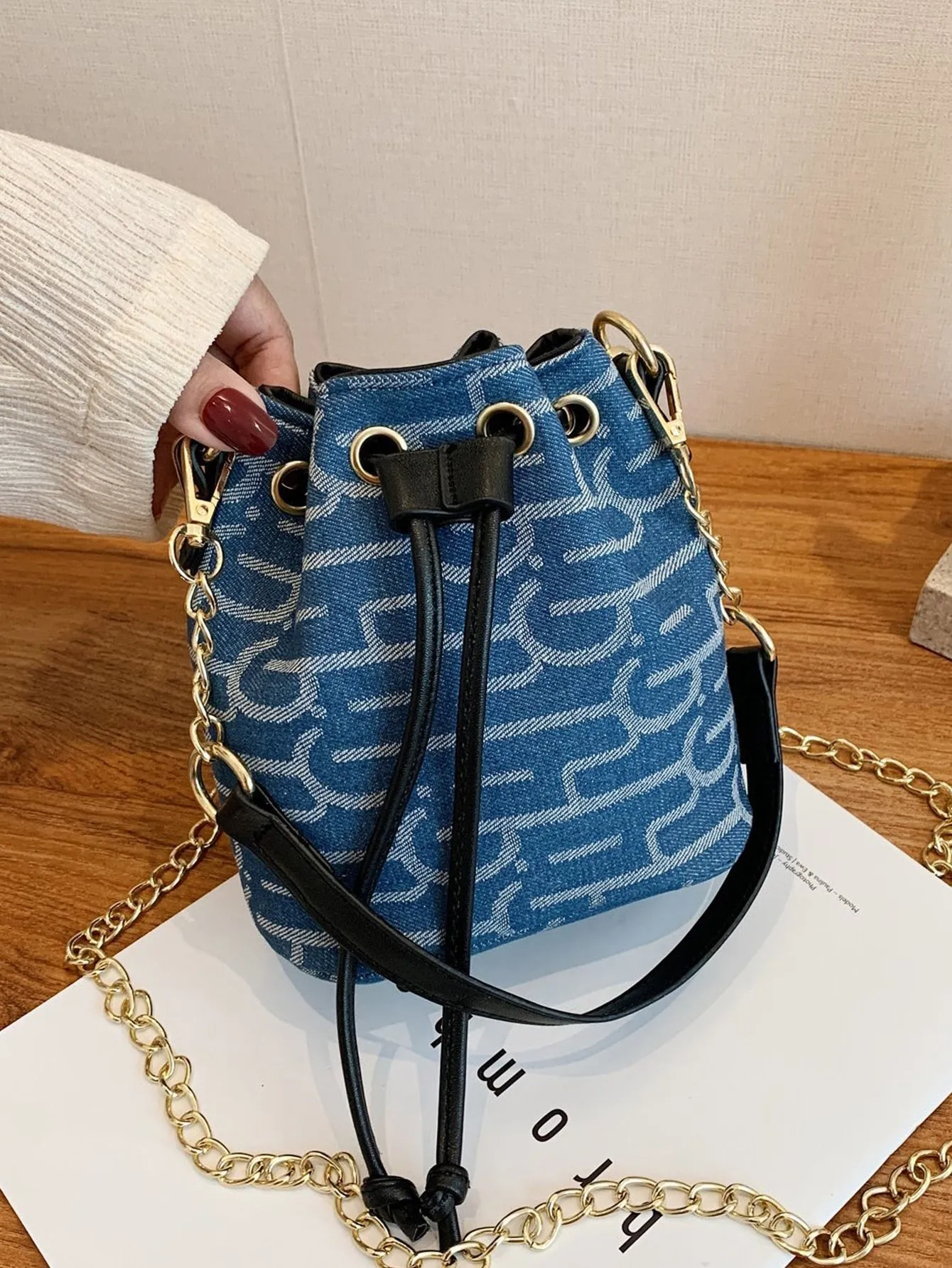 Graphic Print Chain Bucket Bag