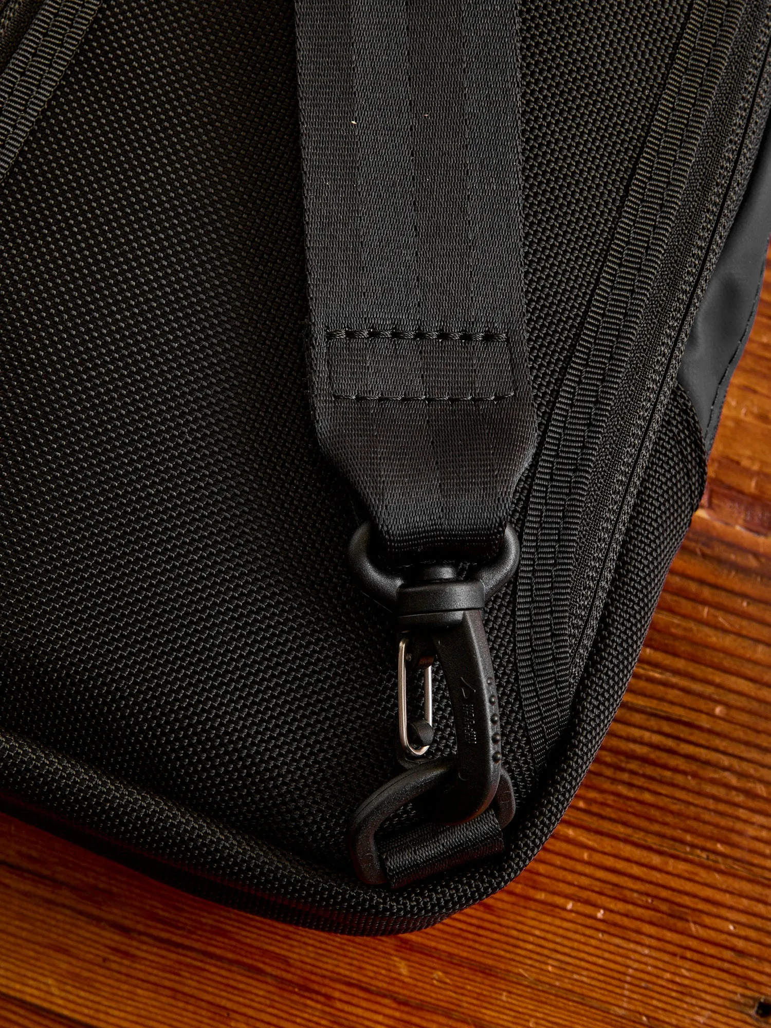 Slick Sling Bag in Black